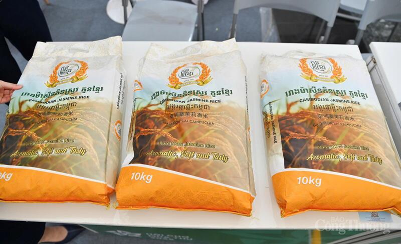Gạo hoa lài Campuchia - sản phẩm nông sản đặc trưng của nước bạn được quảng bá, giới thiệu tại Hội chợ Mùa Thu lần thứ nhất - năm 2025.