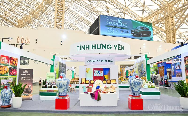 Các gian hàng của các tỉnh, thành phố trên cả nước đã sẵn sàng cho thời khắc khai mạc.