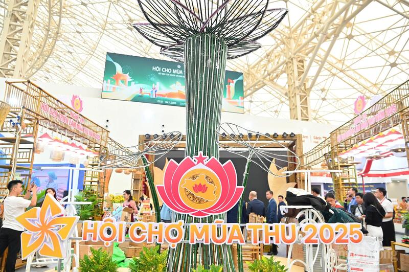 Chùm ảnh: Sôi động trước giờ khai mạc Hội chợ Mùa Thu lần thứ nhất - 1