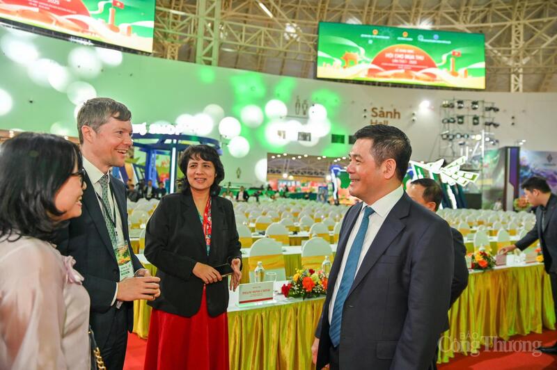 Bộ trưởng Bộ Công Thương Nguyễn Hồng Diên gặp gỡ, trò chuyện với các đối tác quốc tế trước giờ khai mạc.