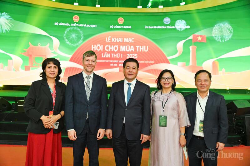 Trước giờ khai hội, Bộ trưởng Bộ Công Thương Nguyễn Hồng Diên đã gặp gỡ các đối tác quốc tế.