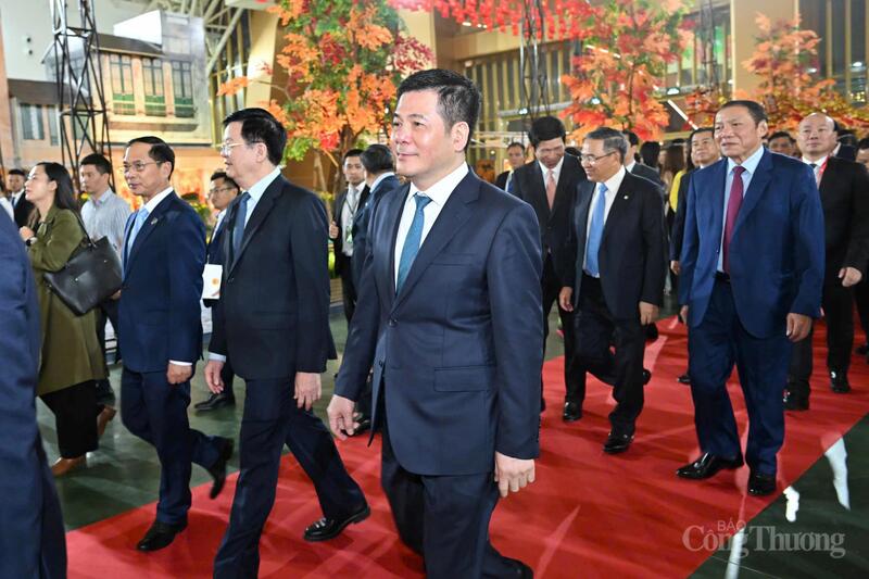 Chùm ảnh: Lễ khai mạc Hội chợ Mùa Thu tối 25/10 - 3