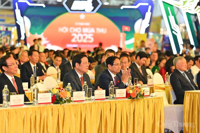 Chùm ảnh: Lễ khai mạc Hội chợ Mùa Thu tối 25/10 - 10