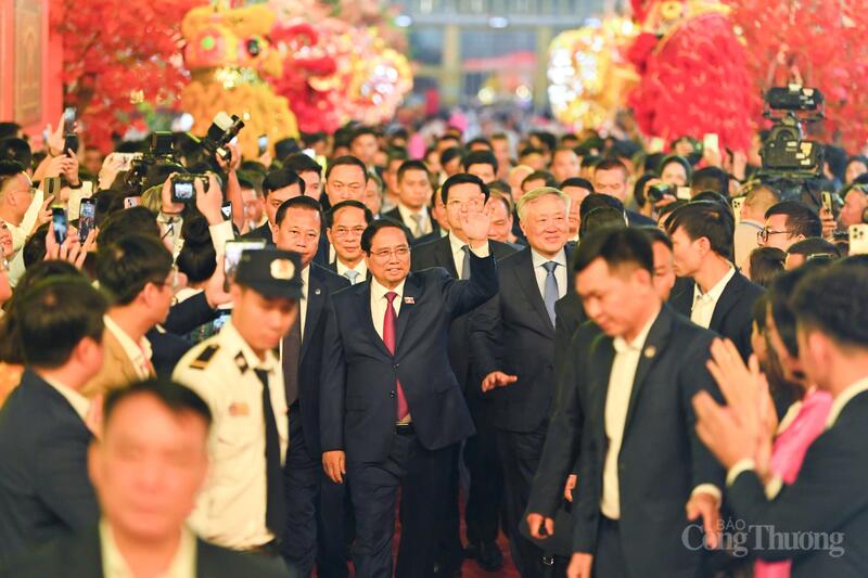 Thủ tướng Chính phủ Phạm Minh Chính cùng các Phó Thủ tướng và các đại biểu dự Lễ khai mạc Hội chợ Mùa Thu lần thứ nhất - năm 2025.