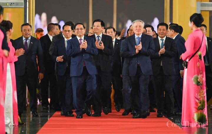 Thủ tướng Chính phủ Phạm Minh Chính cùng các đại biểu dự Lễ khai mạc Hội chợ Mùa Thu lần thứ nhất - 2025