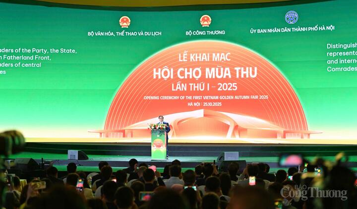 Thủ tướng nhấn mạnh, Hội chợ Mùa Thu lần thứ nhất - 2025 là sự kiện tiếp nối thành công rực rỡ của Triển lãm thành tựu đất nước “80 năm Hành trình Độc lập - Tự do - Hạnh phúc”, nơi thúc đẩy niềm tự hào, lan tỏa tinh thần yêu nước, ý chí tự lực, tự cường và khát vọng vươn lên mạnh mẽ của dân tộc Việt Nam.
