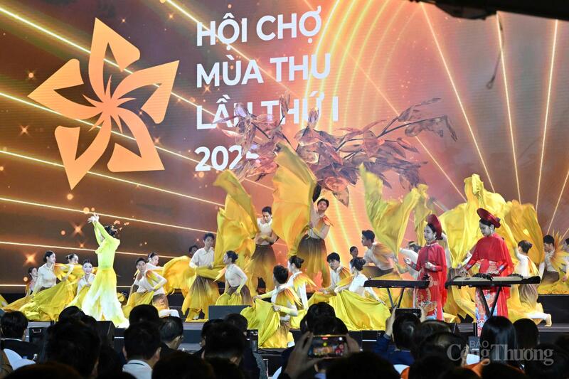Chùm ảnh: Lễ khai mạc Hội chợ Mùa Thu tối 25/10 - 19
