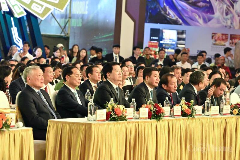 Các đại biểu tham dự lễ khai mạc.