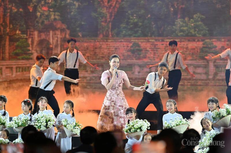 Chương trình nghệ thuật đặc sắc quy tụ các ca sĩ nổi tiếng như Mỹ Tâm, Phương Mỹ Chi, Võ Hạ Trâm, Đông Hùng... được tổ chức trang trọng, ấn tượng, chuyên nghiệp, có chất lượng nghệ thuật cao, xứng tầm quy mô hội chợ lớn nhất từ trước đến nay.