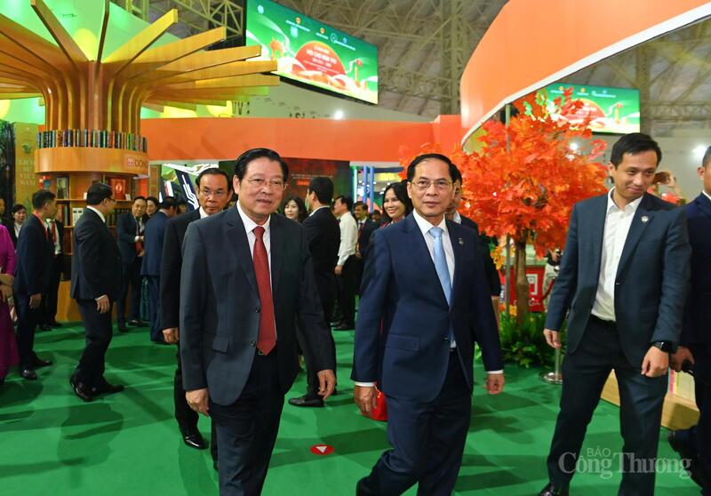 Ngay sau lễ khai mạc, các đại biểu đã đi tham quan các gian trưng bày tại hội chợ.