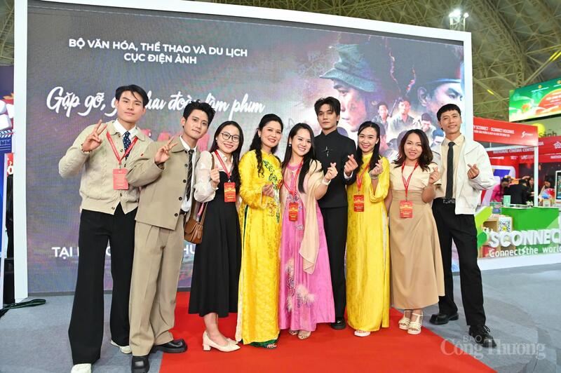Nhiều nghệ sĩ nổi tiếng cũng đến tham dự lễ khai mạc và tham quan hội chợ.