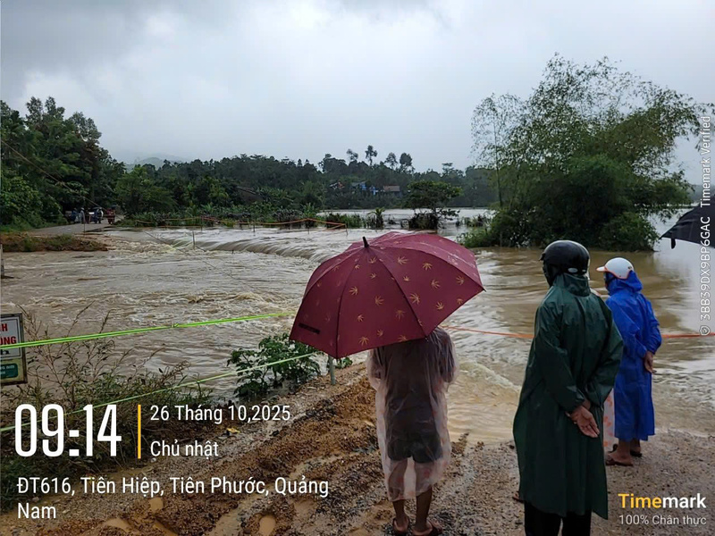Lũ trên các sông ở vùng cao TP. Đà Nẵng đang dâng lên nhanh, chia cắt nhiều nơi. Ảnh: ĐPCC