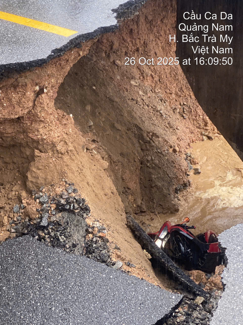 Một người dân và xe máy bị rơi xuống hố, rất may người chỉ bị thương nhẹ. Ảnh: Xã Trà Tân