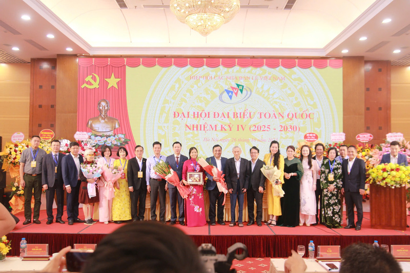 Ban chấp hành mới chụp ảnh lưu niệm. Ảnh: N.H