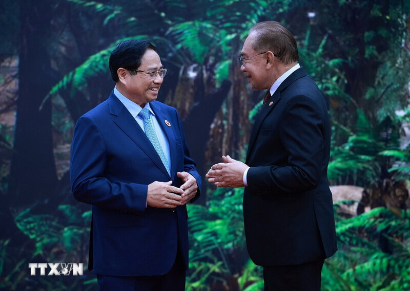 Thủ tướng Malaysia Anwar Ibrahim, Chủ tịch ASEAN 2025 trò chuyện cùng Thủ tướng Chính phủ Việt Nam Phạm Minh Chính. Ảnh: Dương Giang/TTXVN.