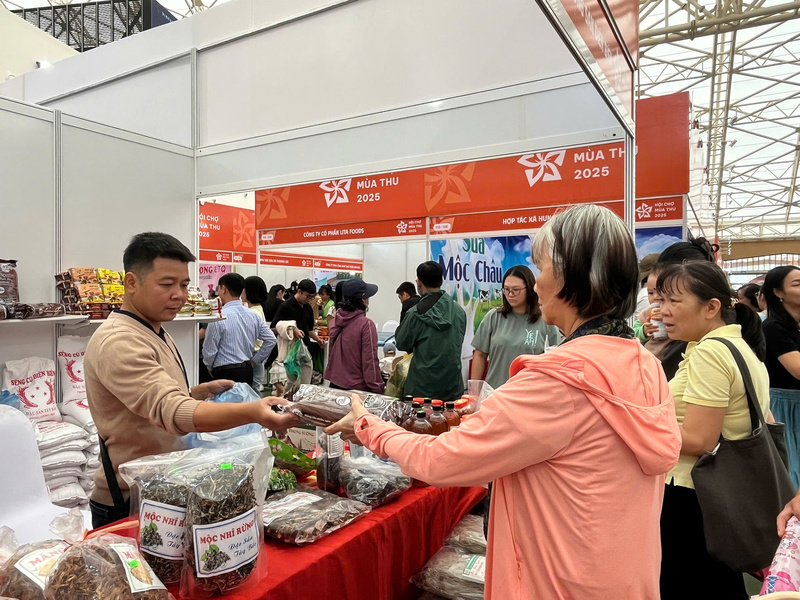 Gian hàng nông sản Điện Biên tấp nập khách mua sắm.