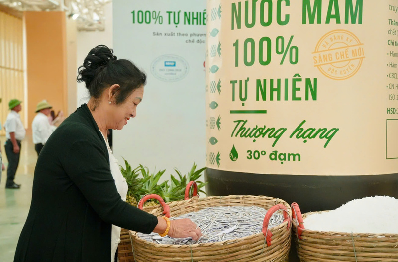 Tham gia Hội chợ Mùa Thu lần thứ nhất - 2025, nước mắm JiJi (Ninh Thuận) khẳng định triết lý “giữ nghề cha ông - ứng dụng công nghệ” và lan tỏa bản sắc Việt.