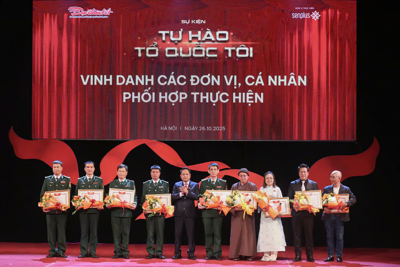 Ông Trương Thành Trung trao Kỷ niệm chương và vinh danh các đơn vị phối hợp. Ảnh: Quang Vinh
