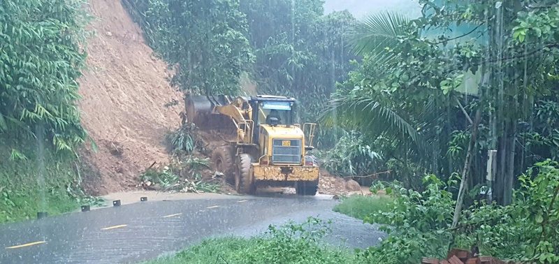 Tại một số điểm sạt lở trên QL40B, lực lượng chức năng đã bố trí phương tiện để thông tuyến. Ảnh: ĐPCC