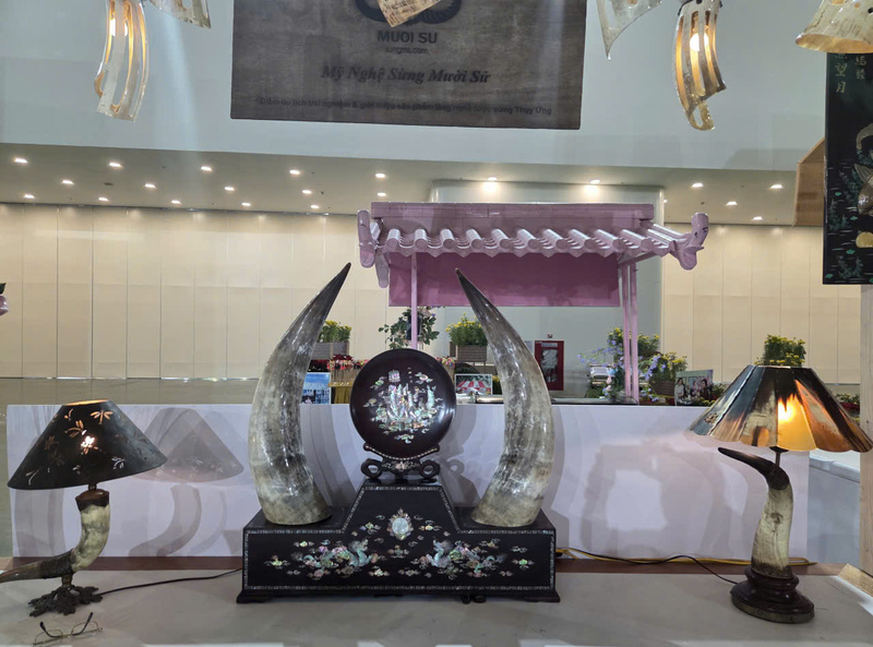 Bộ đôi đèn ngủ làm bằng chất liệu sừng là sản phẩm công nghiệp nông thôn tiêu biểu năm 2023.