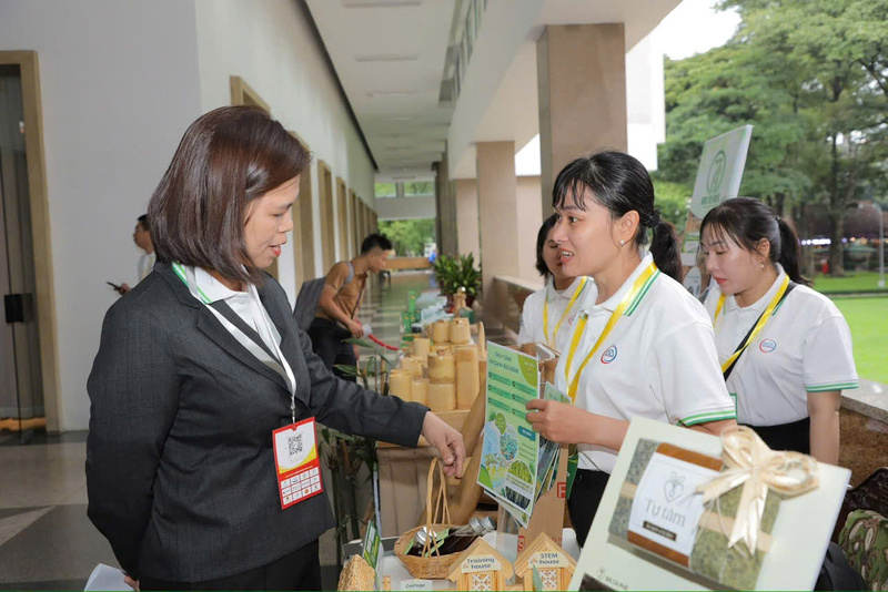 Các dự án tranh tài vòng chung kết trưng bày, giới thiệu sản phẩm tại sự kiện. Ảnh: Minh Khuê.