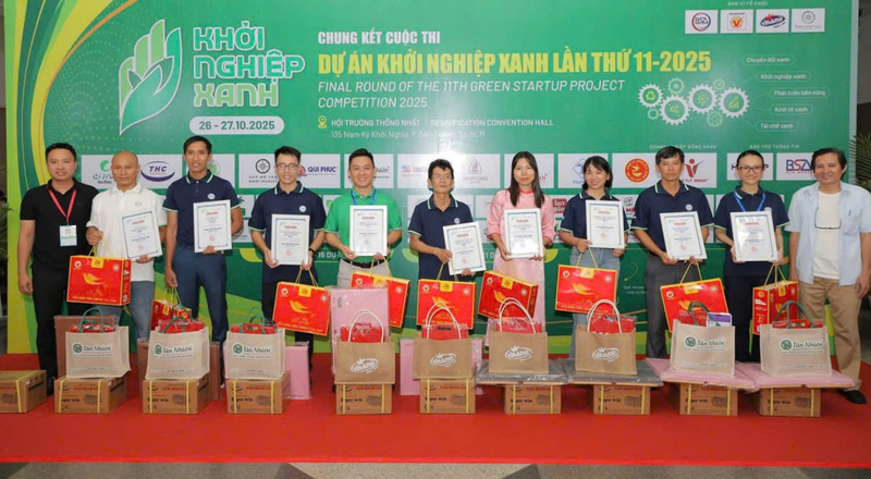 Ban Tổ chức trao Giấy chứng nhận và quà tặng cho các dự án xuất sắc tranh tài tại vòng chung kết toàn quốc. Ảnh: Minh Khuê.