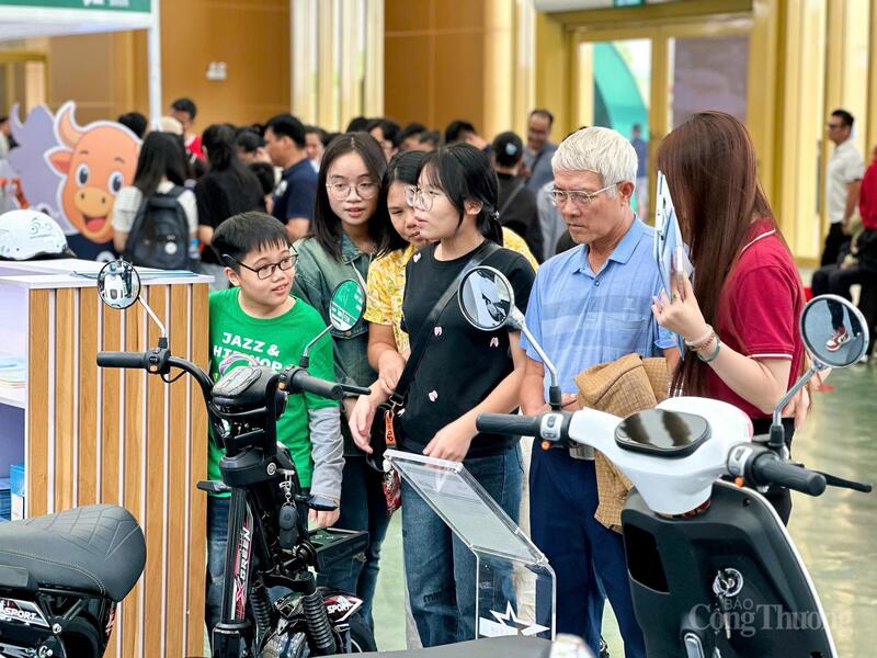 Khách thăm quan quan tâm tới thương hiệu xe điện Beforeal. Ảnh: Bùi Giang