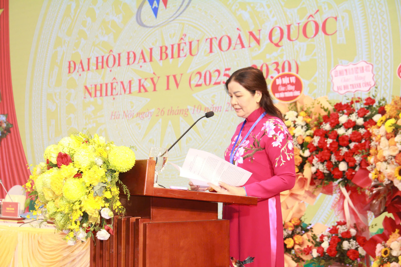 Bà Trần Thị Phương Lan – Phó Chủ tịch, Tổng Thư ký Hiệp hội trình bày Báo cáo kết quả công tác nhiệm kỳ III và phương hướng hoạt động nhiệm kỳ IV. Ảnh: N.H