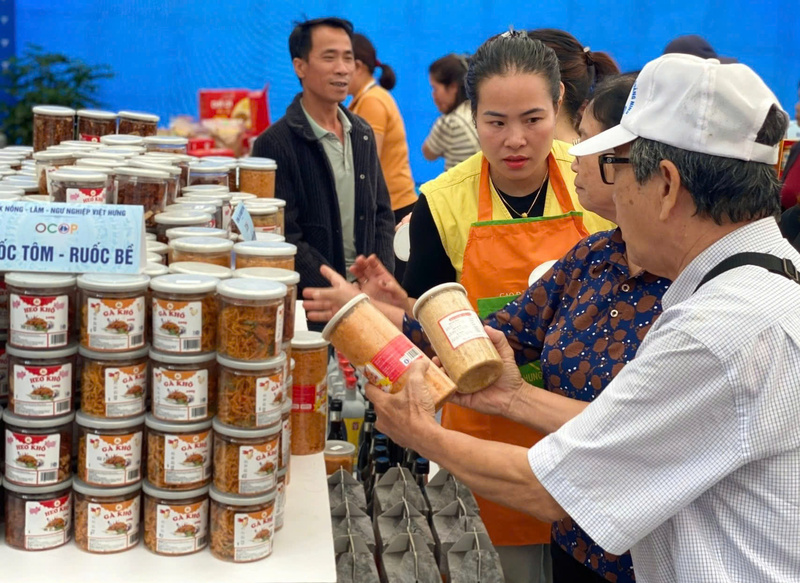 Gian hàng của Hợp tác xã Nông Lâm Ngư nghiệp Việt Hưng trưng bày nhiều sản phẩm đặc sản địa phương.