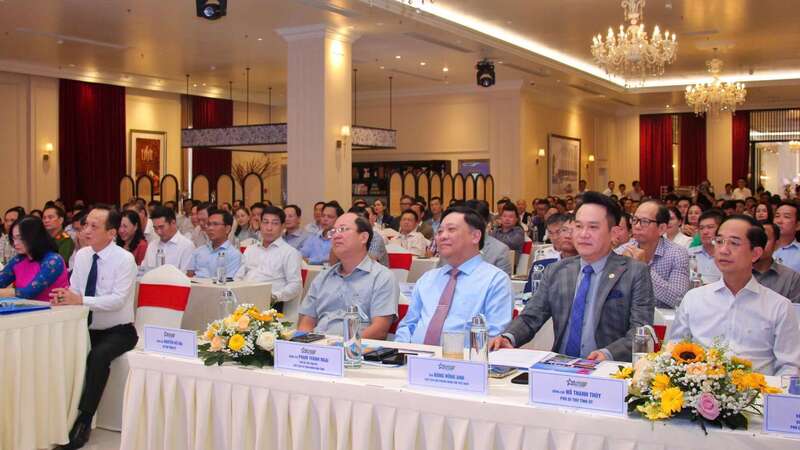 Lãnh đạo tỉnh Cà Mau và các đại biểu dự diễn đàn doanh nghiệp Cà Mau. Ảnh: Nhật Hồ