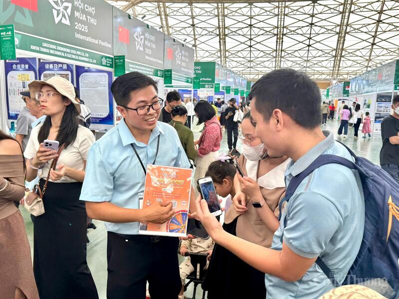 Ông Bùi Thanh Tú - Giám đốc Marketing Công ty Du lịch BestPrise trực tiếp "tiếp thị" tour tới khách hàng. Ảnh: Thanh Tú