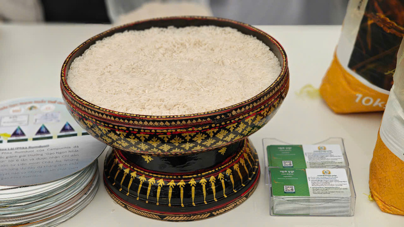 Đông đảo du khách khi ghé thăm gian trưng bày của đất nước Campuchia, đều yêu thích tìm hiểu về sản phẩm gạo Campuchia. Ảnh: Bùi Giang.