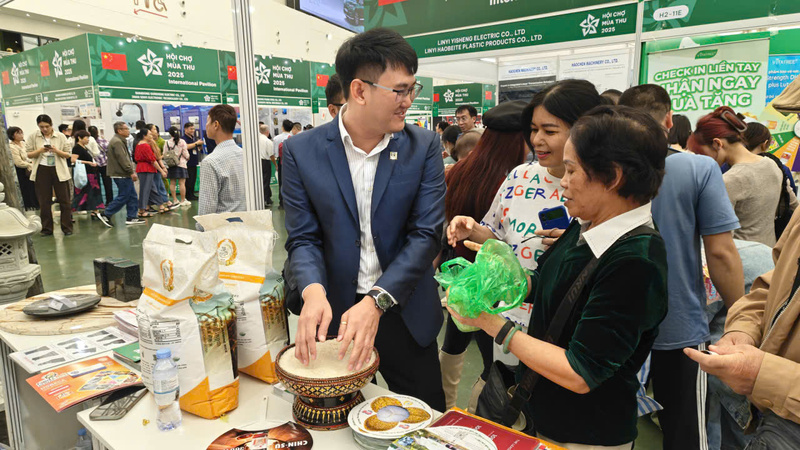 Hai gian trưng bày hai sản phẩm đặc sắc của đất nước Campuchia: Đá granite và gạo. Ảnh: Bùi Giang.