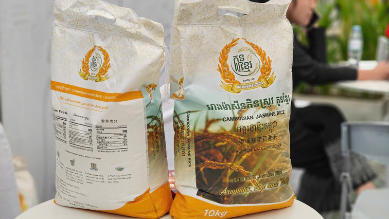 Campuchia mang đến với Hội chợ Mùa Thu lần thứ nhất - 2025 loại gạo ngon nhất để giới thiệu tới đông đảo người tiêu dùng Việt Nam. Ảnh: Bùi Giang.