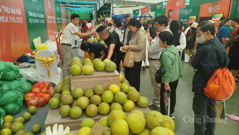 Quầy nông sản "hút" người dân đến mua và nếm thử.
