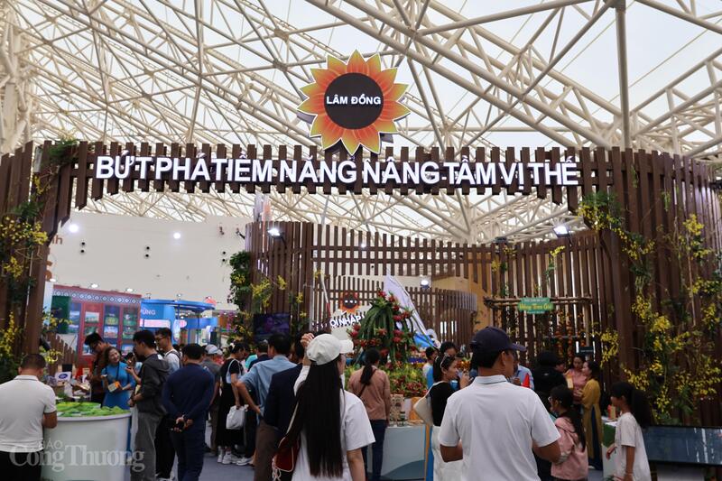 Mỗi gian hàng đều mang bản sắc riêng. Ảnh: Thảo Hiền