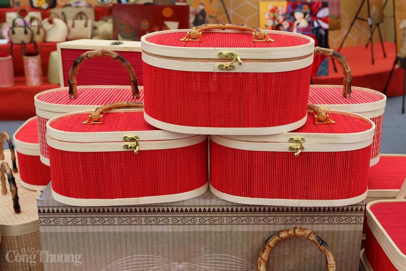 Hộp đựng bằng mây đan trung bày tại Hội chợ. Ảnh: Thảo Hiền