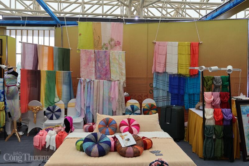 Các sản phẩm làm từ lụa. Ảnh: Thảo Hiền