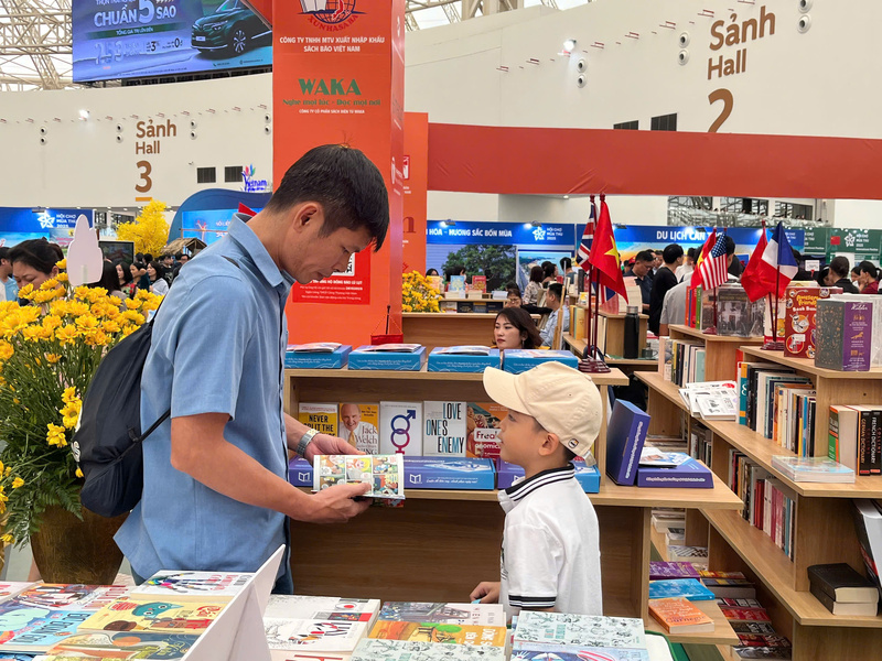 Anh Thịnh cùng con trai tham quan và mua sắm tại gian hàng sách.