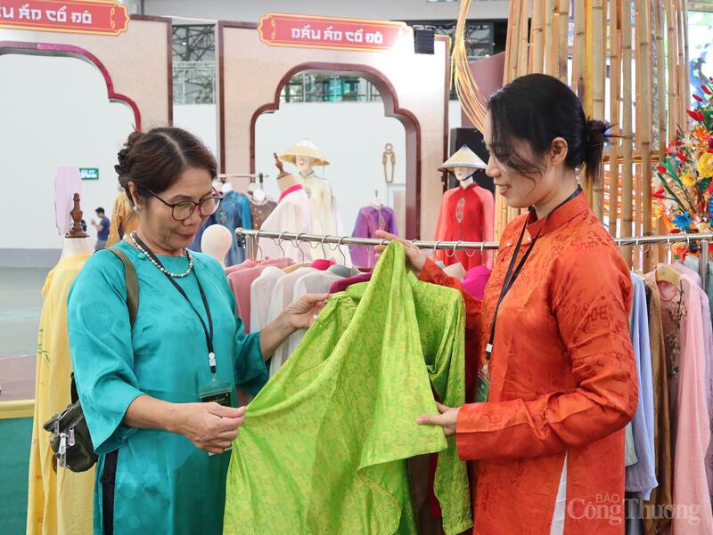 Giữa không gian rực rỡ sắc màu của hội chợ, gian hàng OCOP Thừa Thiên Huế thu hút du khách bởi vẻ thanh lịch và tinh tế đặc trưng xứ Huế. Không chỉ có tôm chua, mè xửng hay tinh dầu tràm, nơi đây còn trưng bày những bộ áo dài truyền thống được thiết kế thủ công, mang hơi thở cố đô.