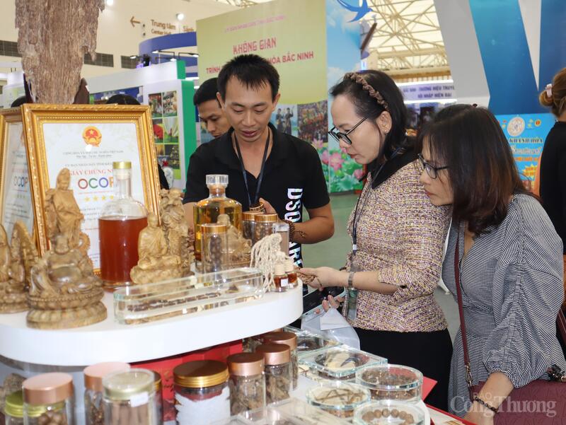 Du khách Nguyễn Minh Anh (Hà Nội) hào hứng chia sẻ: “Trầm hương ở Khánh Hòa thực sự gây ấn tượng với tôi. Hương thơm nhẹ nhàng, tinh tế, tôi đã thử nhiều loại sản phẩm khác nhau và cảm nhận rõ sự khác biệt về chất lượng so với các nơi khác. Đây thực sự là một trải nghiệm thú vị,  tôi đã mua khá nhiểu sản phẩm về làm quà tặng người thân, bạn bè.”