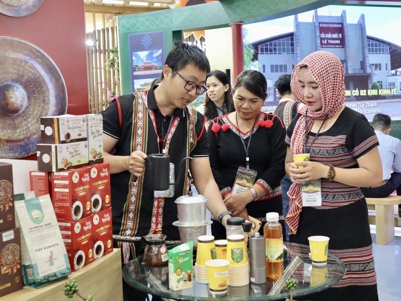 Các sản phẩm sản phẩm như cà phê, yến sào,… từ tỉnh Đắk Lắk cũng thu hút nhiều khách hàng