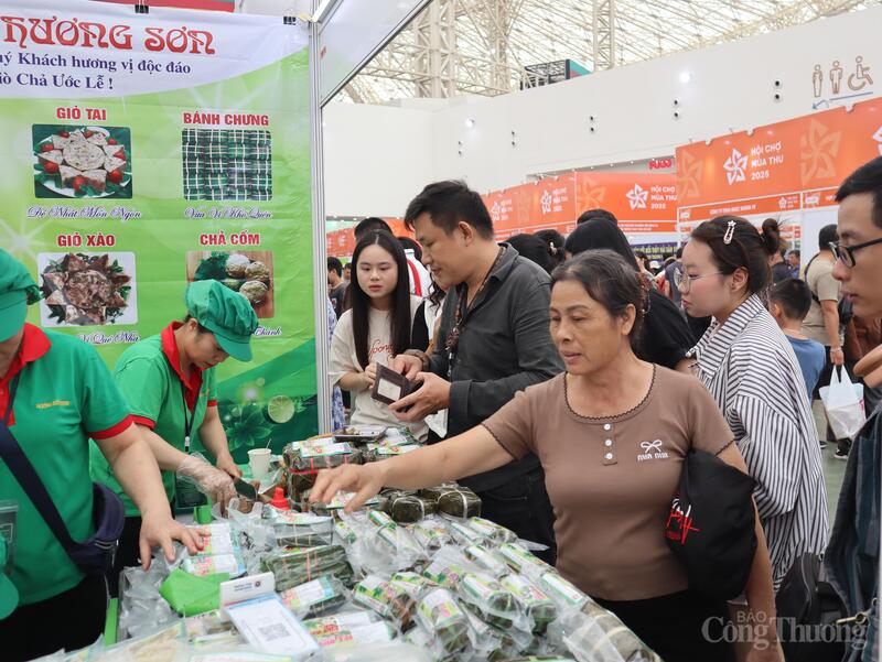 Gian hàng giò chả Ước Lễ tại Hội chợ Mùa Thu 2025 thu hút đông đảo khách tham quan. Chất lượng sản phẩm là điểm nhấn nổi bật: Từng miếng giò, chả dẻo, chắc, thấm đều gia vị, vừa miệng, giữ trọn hương vị truyền thống Bắc Bộ.