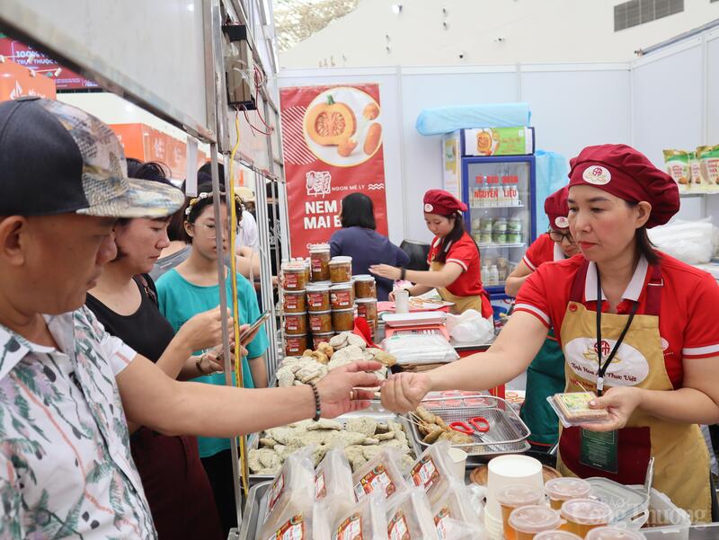 Các quầy đặc sản ở Hà Nội luôn tạo ấn tượng mạnh với du khách nhờ sự đa dạng và tinh tế trong cách chế biến. Khách tham quan ấn tượng bởi hương vị đậm đà, chất lượng tươi ngon và sự tỉ mỉ trong trình bày.