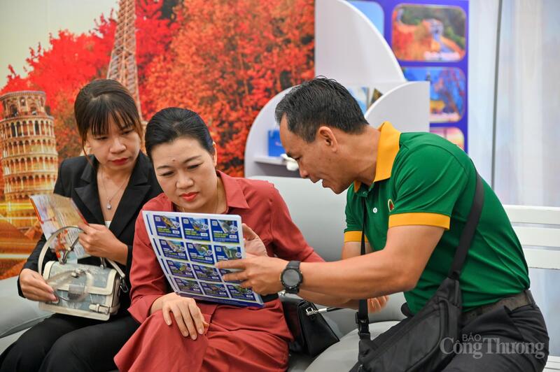 Khách tham quan hội chợ tìm hiểu tour. Ảnh: Nam Nguyễn