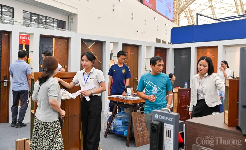 Sản phẩm cửa gỗ trưng bày tại Hội chợ Mùa Thulần thứ nhất - 2025 thu hút nhiều khách tham quan, tìm hiểu