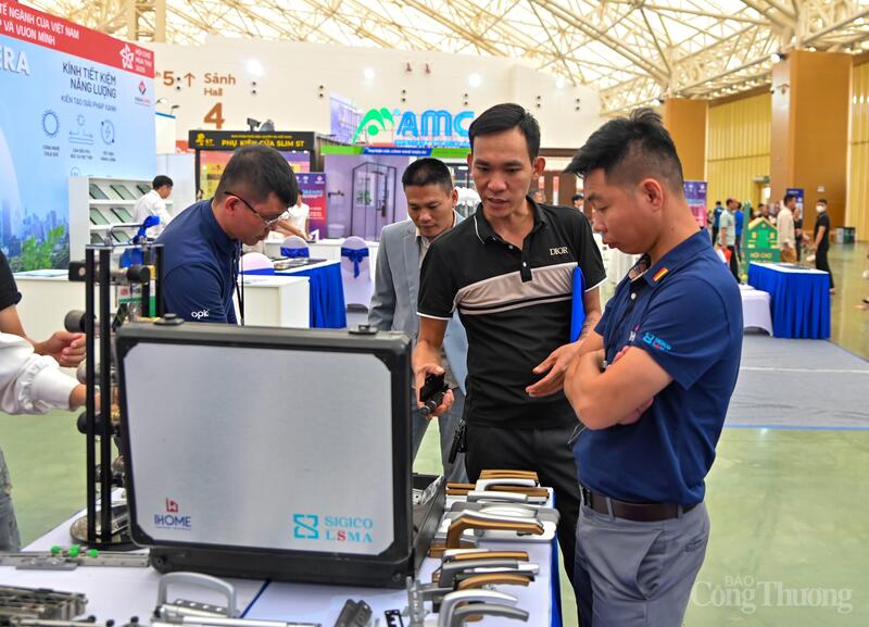 Cùng với các sản phẩm công nghiệp, sản phẩm công nghệ cao cũng thu hút đông đảo khách tham quan trải nghiệm