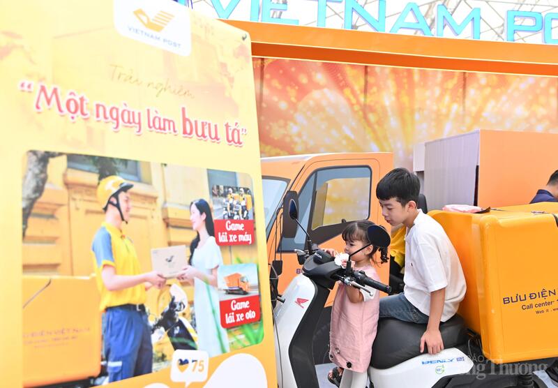 Các em nhỏ háo hức trải nghiệm "Một ngày làm bưu tá" đóng vai người giao hàng