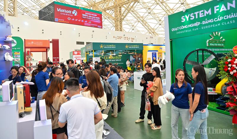 Ghi nhận của phóng viên Báo Công Thương trong sáng đầu tiên diễn ra Hội chợ Mùa Thu 2025 cho thấy, lượng khách tham quan và mua sắm đổ về Trung tâm Triển lãm Việt Nam rất đông, tạo nên không khí sôi động ngay ngày đầu mở cửa đón du khách.
