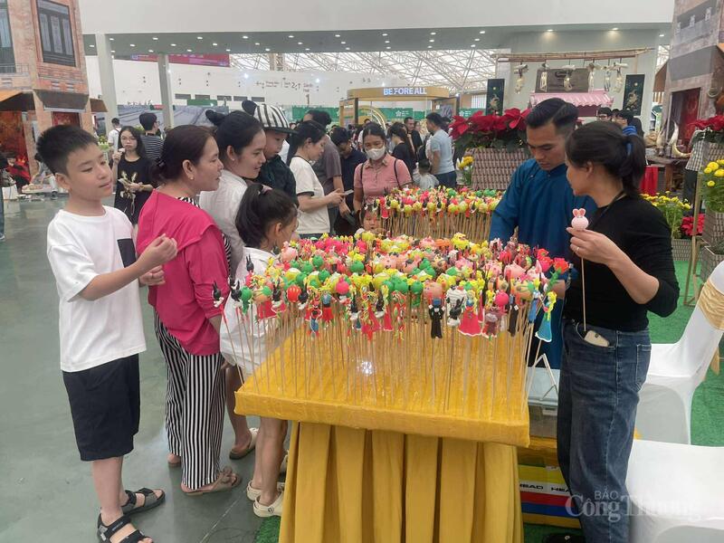 Khu trình diễn nặn tò he của nghệ nhân Đặng Thường hút người xem.